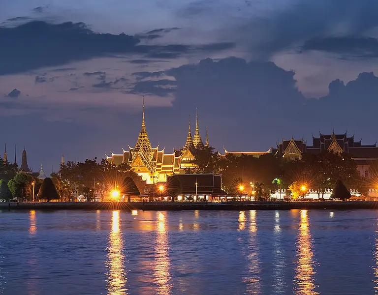 พระบรมมหาราชวังริมแม่น้ำเจ้าพระยายามค่ำ กรุงเทพฯ