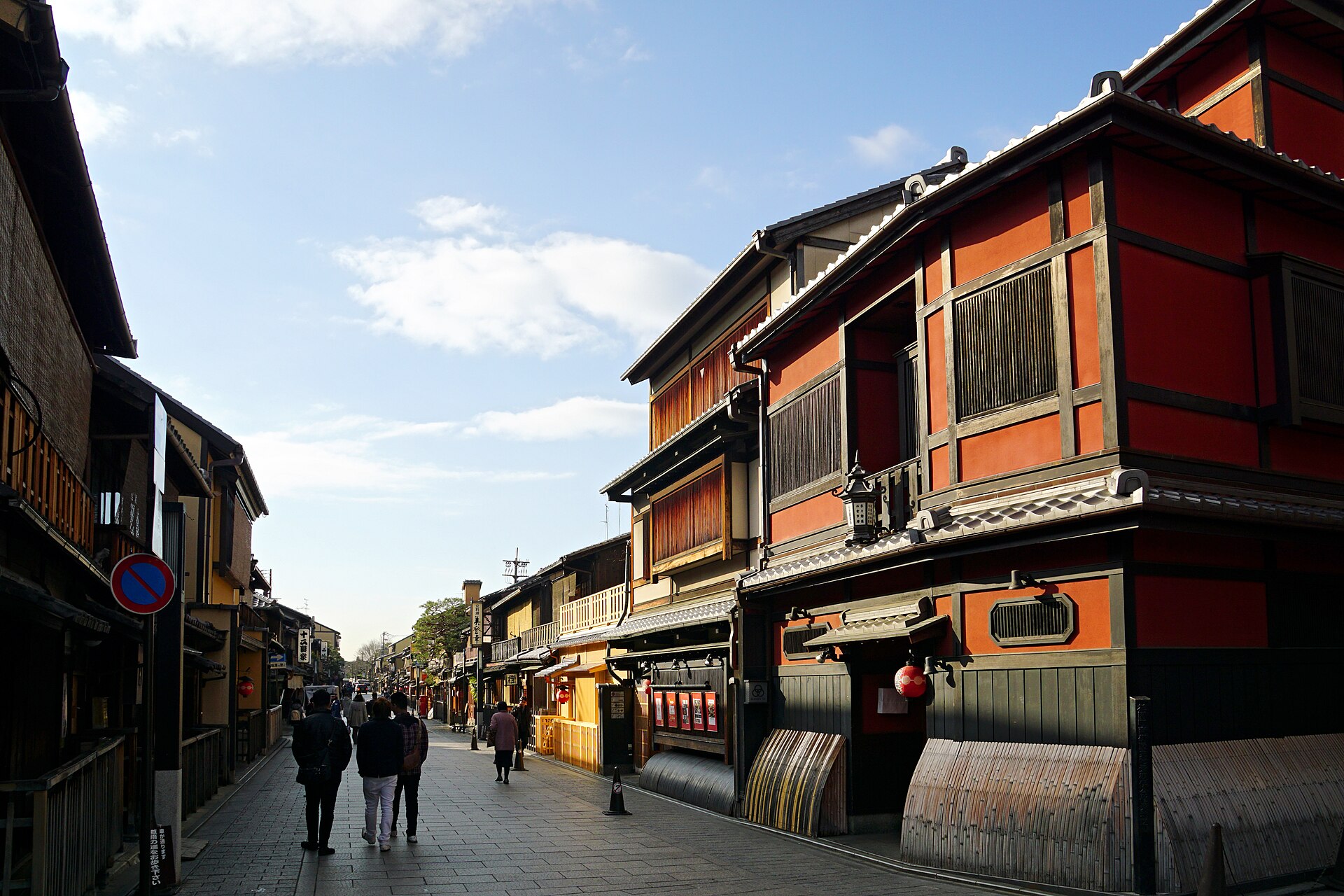 ถนนย่านกิองในเกียวโตกับอาคารไม้แบบดั้งเดิมช่วงกลางวัน