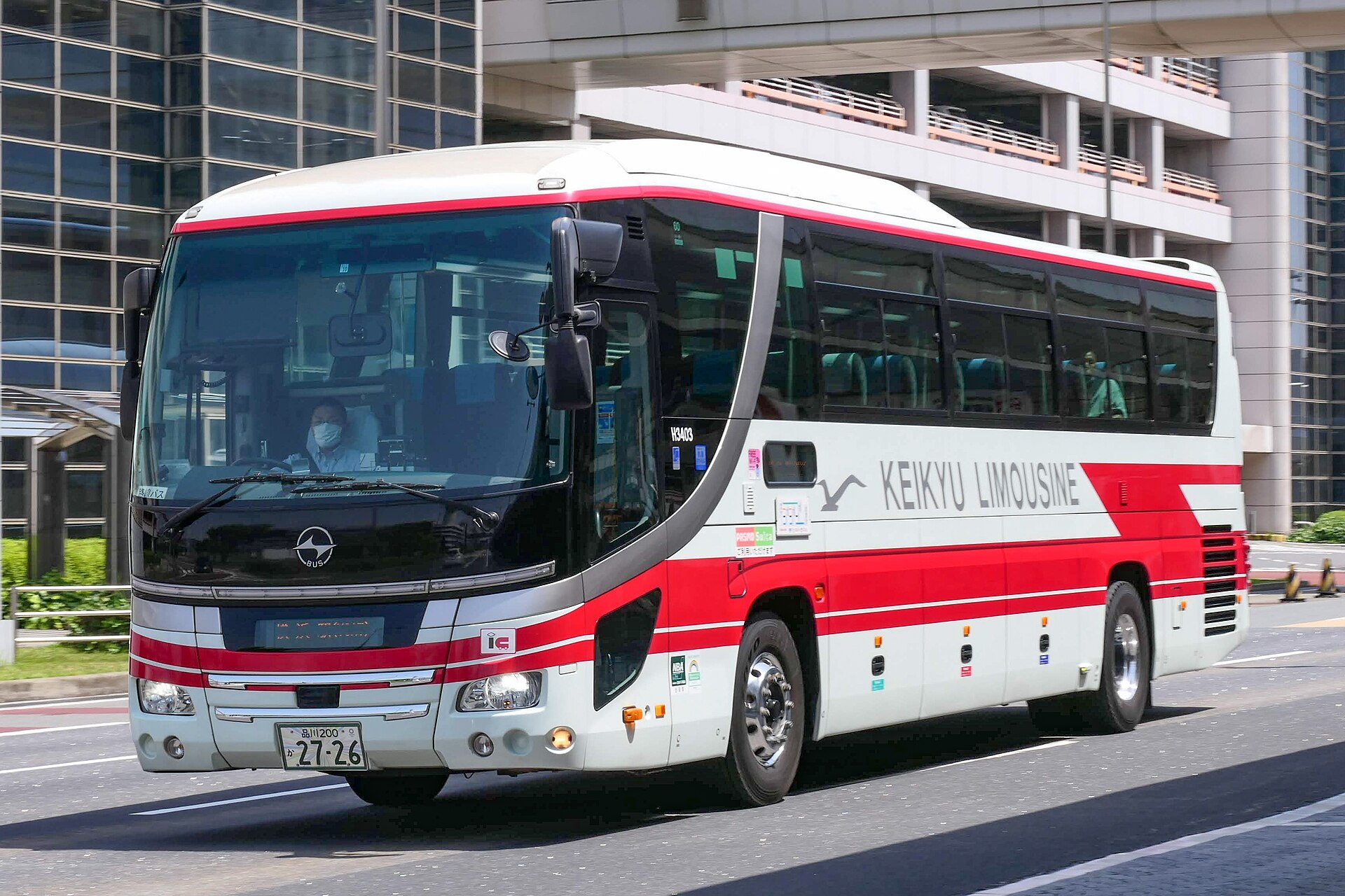 รถ Keikyu Limousine Bus วิ่งออกจากสนามบินฮาเนดะในเวลากลางวัน
