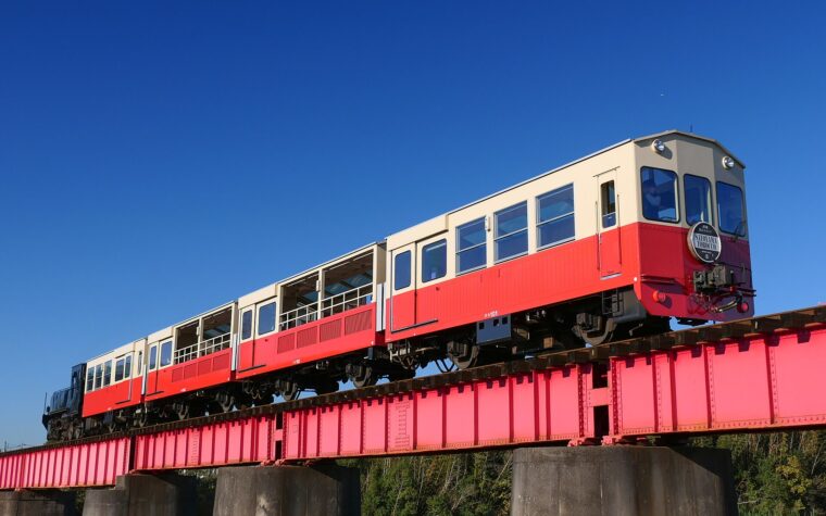 รถไฟ Satoyama Trolley ของ Kominato Railway วิ่งบนสะพานในจังหวัดชิบะ