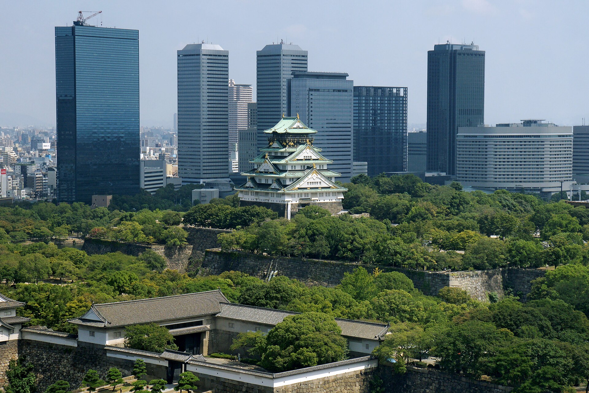 หอปราสาทโอซาก้าอยู่ท่ามกลางสวนและอาคารเมืองโอซาก้า