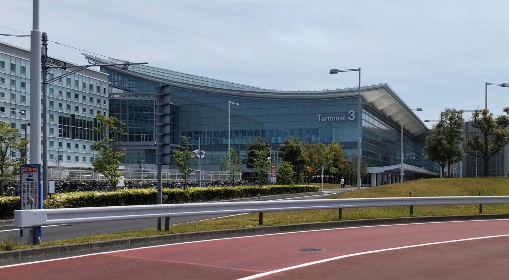 อาคารผู้โดยสาร Terminal 3 ของสนามบินฮาเนดะ โตเกียวในเวลากลางวัน