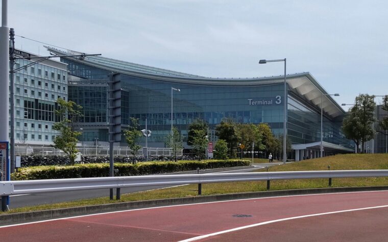 อาคารผู้โดยสาร Terminal 3 ของสนามบินฮาเนดะ โตเกียวในเวลากลางวัน