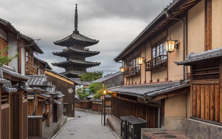 ถนนยาซากะโดริยามเช้ากับเจดีย์ยาซากะในย่านฮิกาชิยามะ เกียวโต