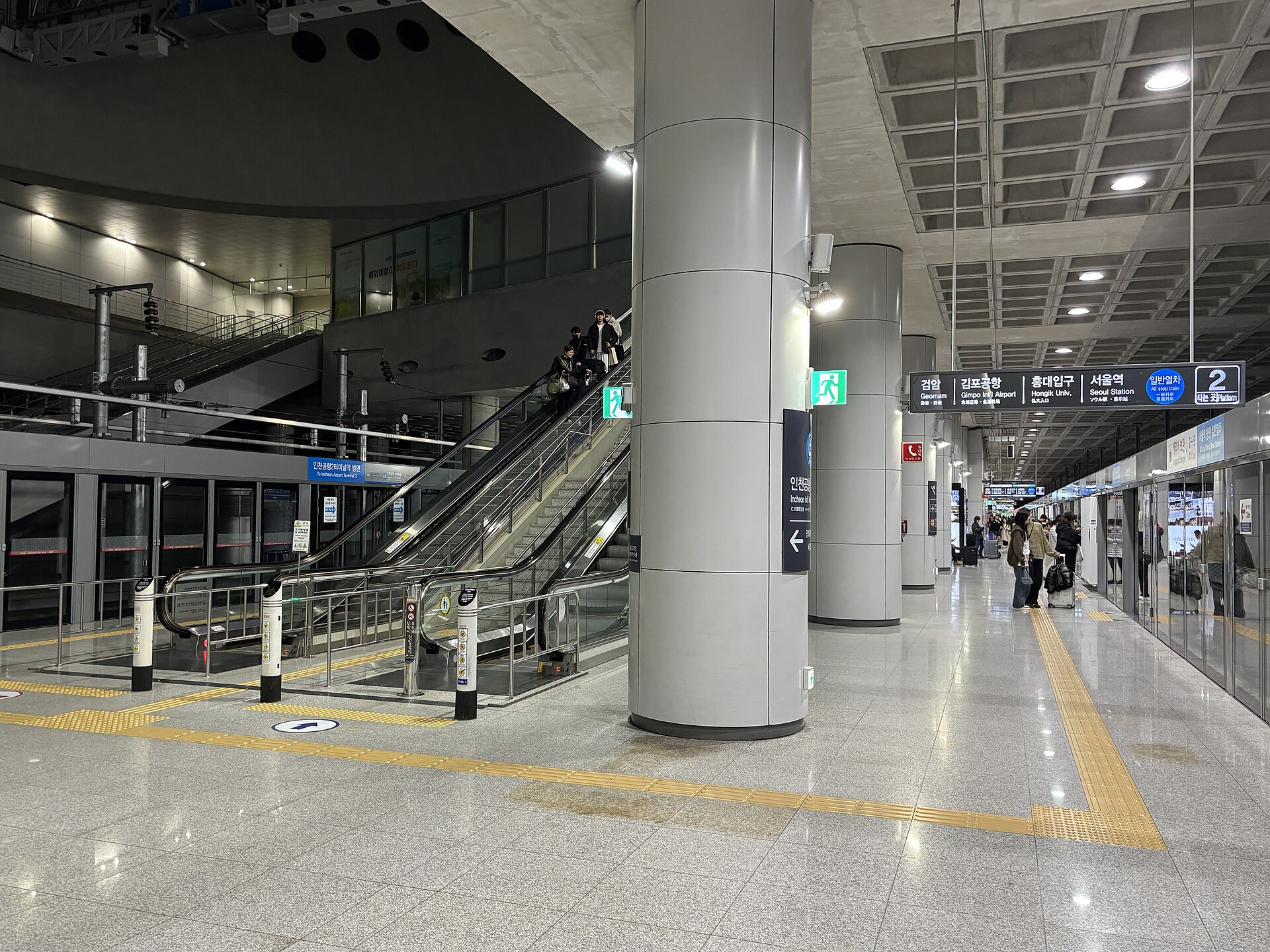 ชานชาลารถไฟ AREX All-stop ที่สนามบินอินชอน Terminal 1
