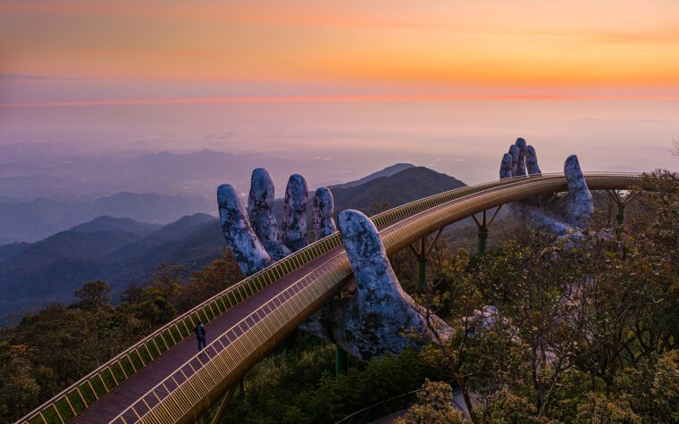 สะพานทอง (Cầu Vàng) โค้งกลางอากาศโดยมีมือยักษ์รองรับ บนซันเวิลด์ บานาฮิลล์ เมืองดานัง เวียดนาม