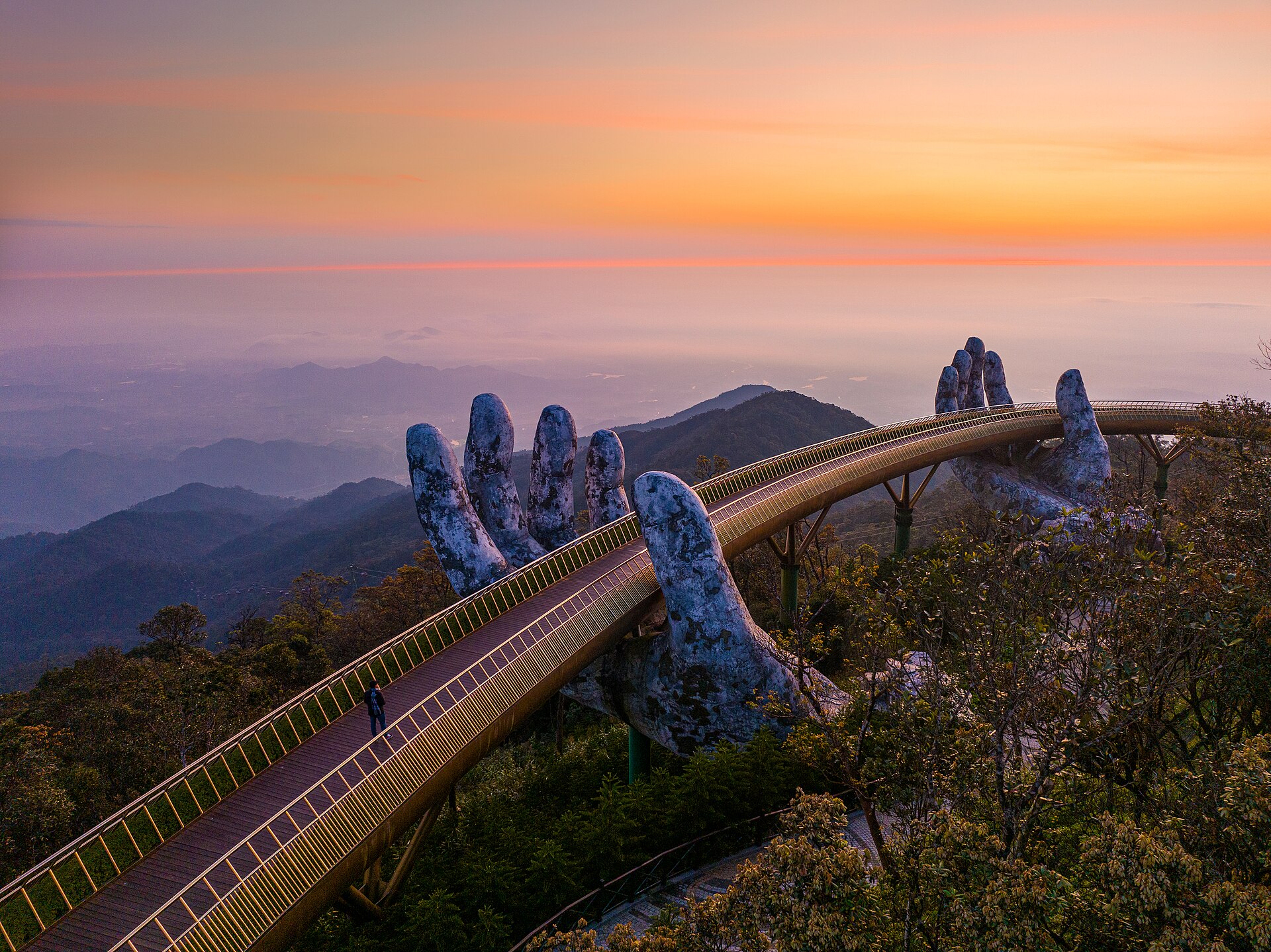 สะพานทองบนบานาฮิลล์ท่ามกลางภูเขาในแสงเย็น