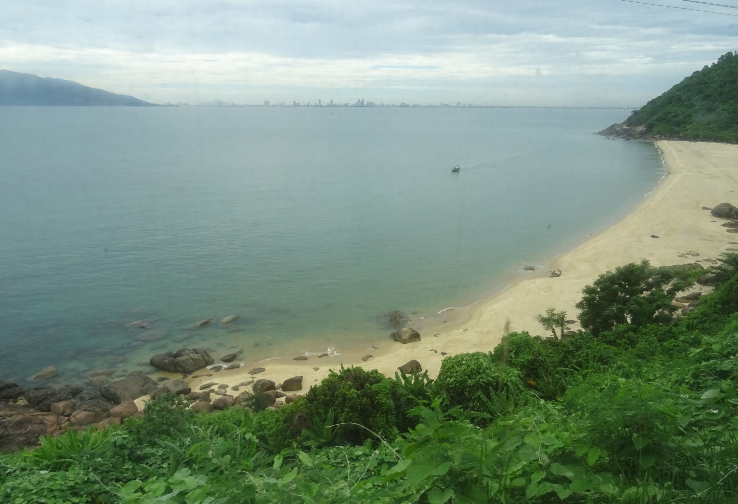 อ่าวดานังและแนวเมืองเมื่อมองจากชายฝั่งในวันที่ท้องฟ้ามีเมฆ