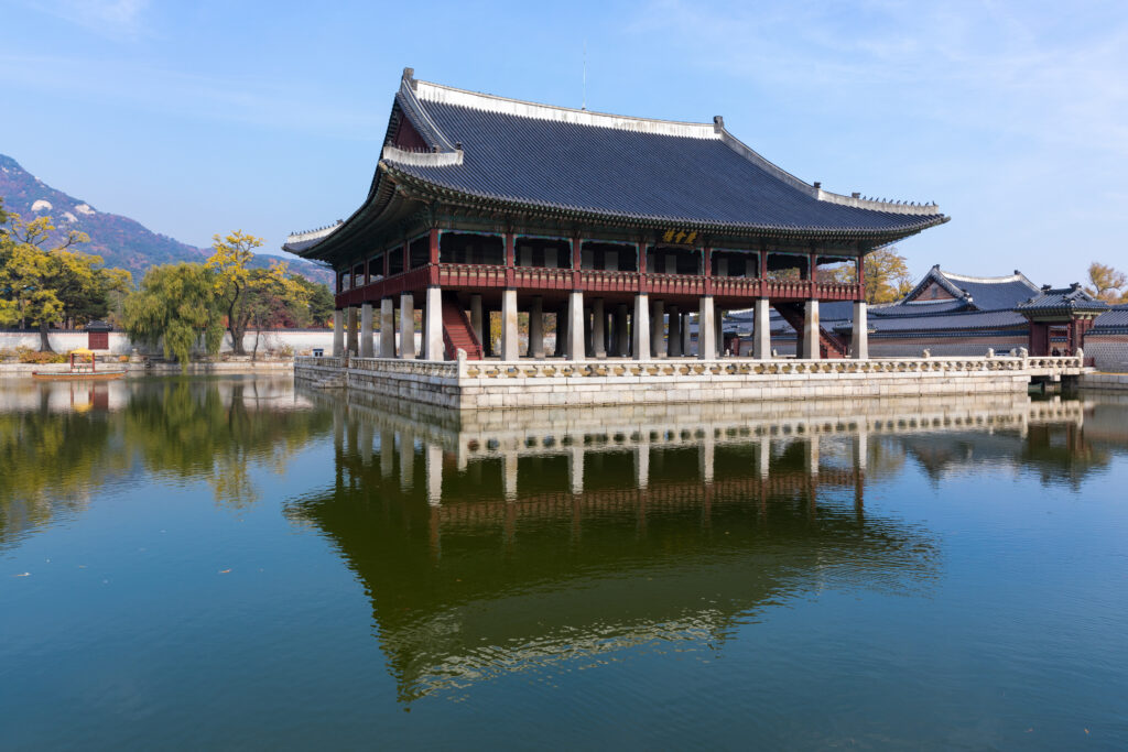 ศาลาคยองฮเวรูและสระน้ำในพระราชวังคยองบกกุง กรุงโซล