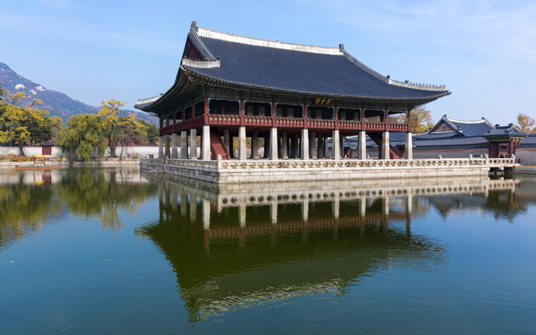 ศาลาคยองฮเวรูและสระน้ำในพระราชวังคยองบกกุง กรุงโซล