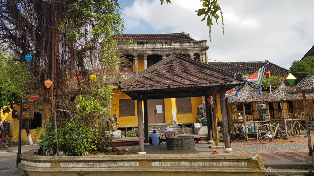 บรรยากาศกลางวันย่านเมืองเก่าฮอยอัน อาคารเหลืองเก่าแก่ ศาลาหลังคากระเบื้อง และโคมไฟผ้าหลากสีริมถนนบạch Đằng จุดไฮไลต์ของแพลนดานัง ฮอยอัน 4 วัน 3 คืน