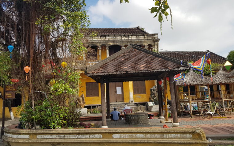 บรรยากาศกลางวันย่านเมืองเก่าฮอยอัน อาคารเหลืองเก่าแก่ ศาลาหลังคากระเบื้อง และโคมไฟผ้าหลากสีริมถนนบạch Đằng จุดไฮไลต์ของแพลนดานัง ฮอยอัน 4 วัน 3 คืน