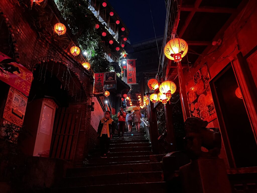 โคมแดงเรืองแสงยามค่ำที่จิ่วเฟิ่น เมืองเก่าบนเขาในนครนิวไทเป จุดไฮไลต์ทริปใกล้เมืองของแพลนเที่ยวไต้หวัน 4 วัน 3 คืน