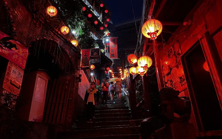 โคมแดงเรืองแสงยามค่ำที่จิ่วเฟิ่น เมืองเก่าบนเขาในนครนิวไทเป จุดไฮไลต์ทริปใกล้เมืองของแพลนเที่ยวไต้หวัน 4 วัน 3 คืน