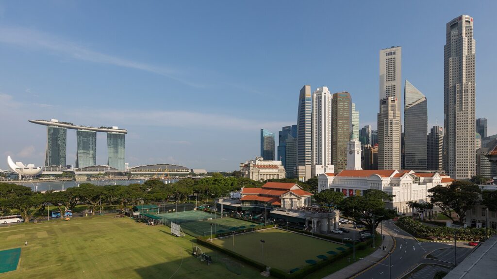 เส้นขอบฟ้า Marina Bay Sands และย่านศูนย์กลางธุรกิจของสิงคโปร์ริมอ่าว