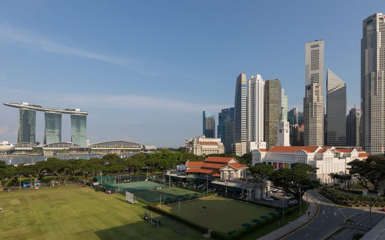เส้นขอบฟ้า Marina Bay Sands และย่านศูนย์กลางธุรกิจของสิงคโปร์ริมอ่าว