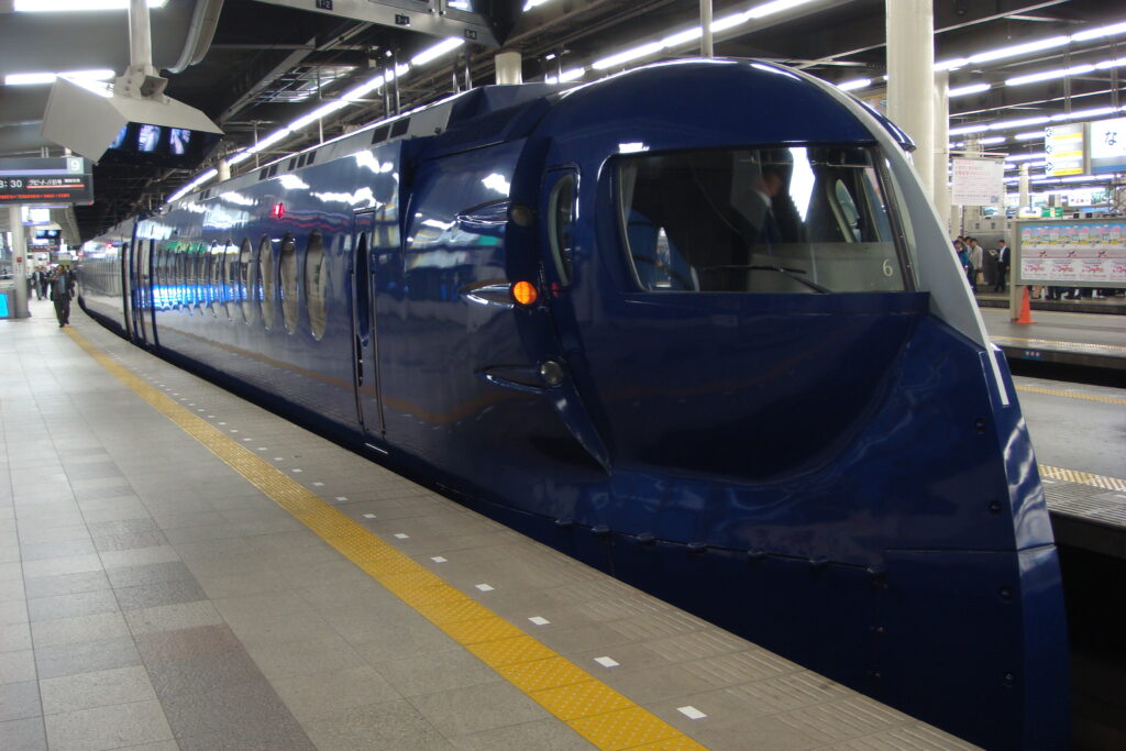 รถไฟด่วนพิเศษ Nankai Rapi:t จอดที่สถานีนัมบะ โอซาก้า