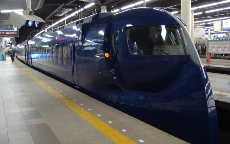 รถไฟด่วนพิเศษ Nankai Rapi:t จอดที่สถานีนัมบะ โอซาก้า