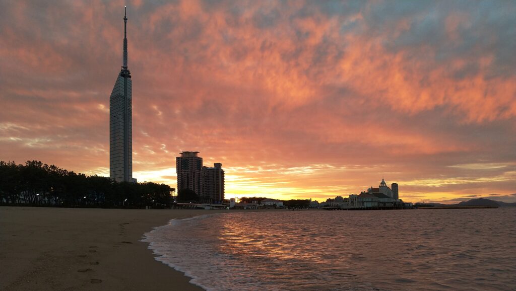 ฟุกุโอกะทาวเวอร์และชายหาดโมโมจิช่วงพระอาทิตย์ตก