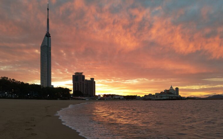 ฟุกุโอกะทาวเวอร์และชายหาดโมโมจิช่วงพระอาทิตย์ตก