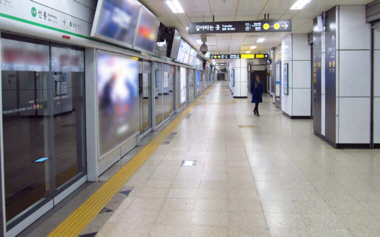 ชานชาลาสถานีซอลลึง สาย 2 ของรถไฟใต้ดินโซล