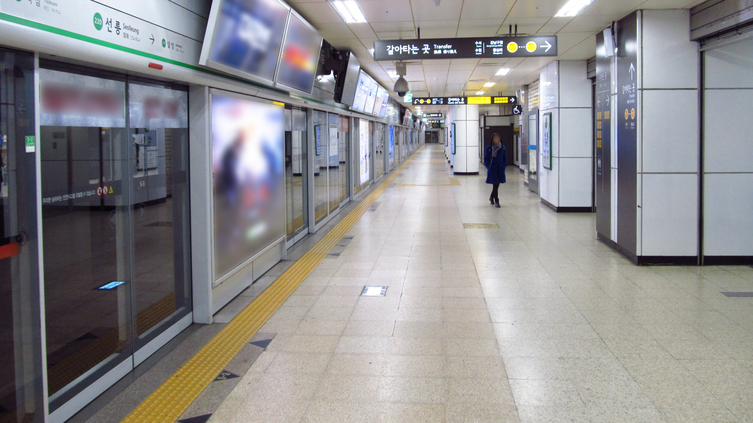 ชานชาลาสถานีซอลลึง สาย 2 ของรถไฟใต้ดินโซล