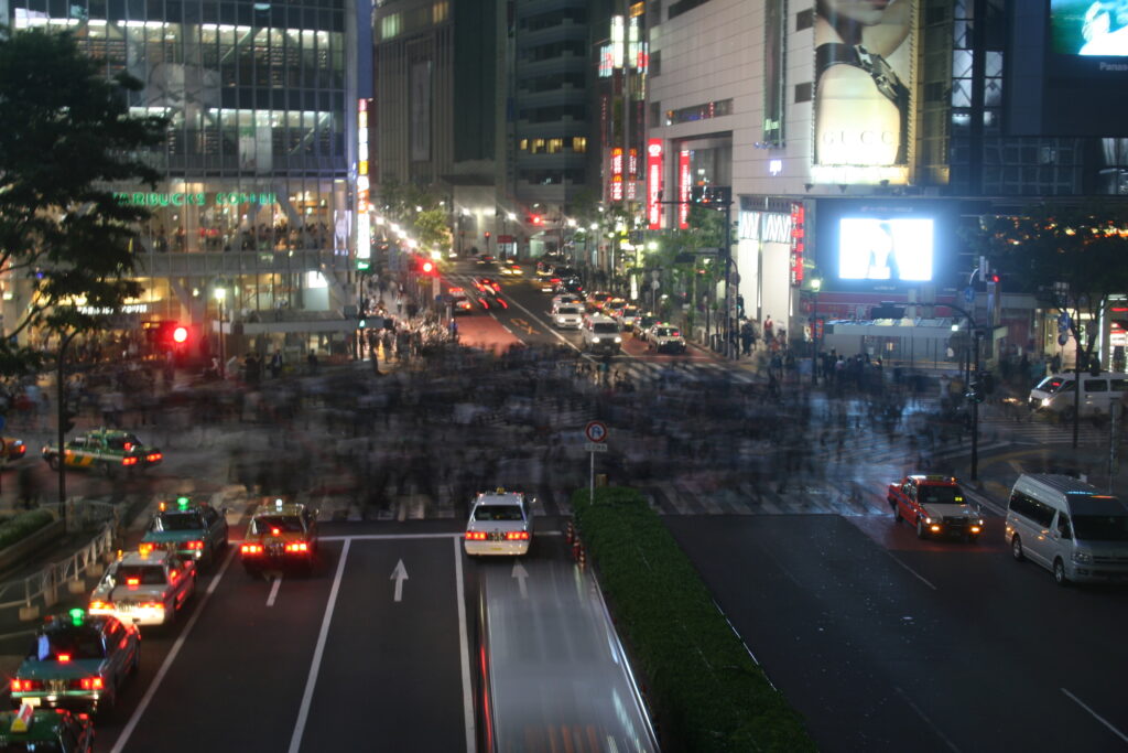 ฝูงคนเดินข้ามแยกชิบูย่า (Shibuya Scramble Crossing) ใจกลางโตเกียว จุดแลนด์มาร์กยอดนิยมของคนเที่ยวญี่ปุ่นครั้งแรก
