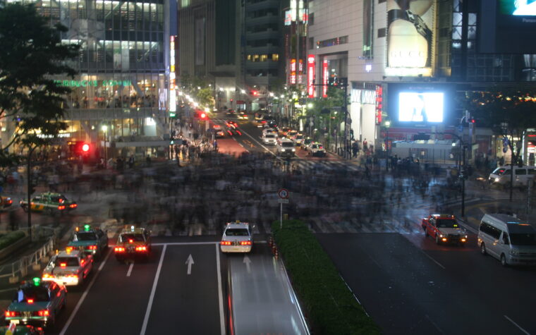 ฝูงคนเดินข้ามแยกชิบูย่า (Shibuya Scramble Crossing) ใจกลางโตเกียว จุดแลนด์มาร์กยอดนิยมของคนเที่ยวญี่ปุ่นครั้งแรก