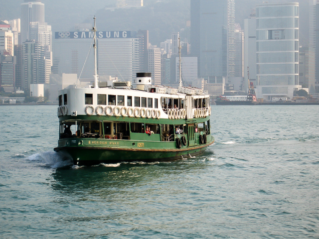 เรือ Star Ferry แล่นในอ่าววิกตอเรีย ฮ่องกง