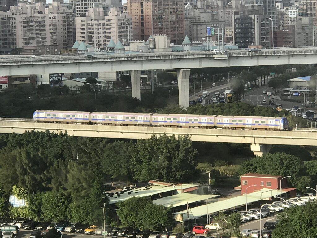 ขบวนรถไฟฟ้า Airport MRT สายสนามบินเถาหยวนกำลังวิ่งให้บริการ เชื่อมสนามบินเถาหยวนกับเมืองไทเป