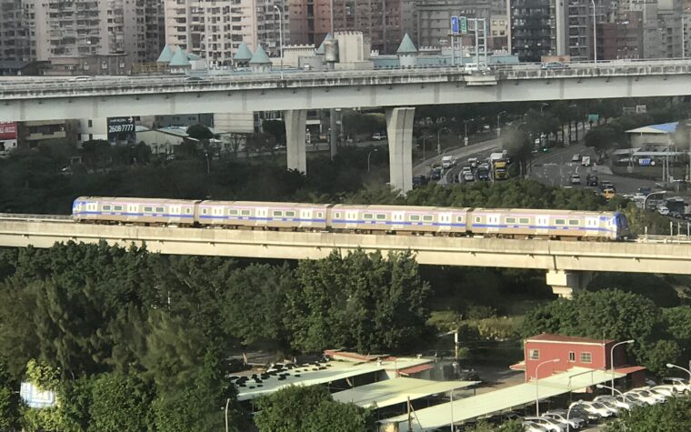 ขบวนรถไฟฟ้า Airport MRT สายสนามบินเถาหยวนกำลังวิ่งให้บริการ เชื่อมสนามบินเถาหยวนกับเมืองไทเป