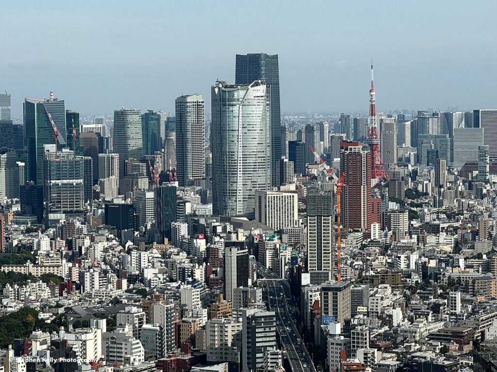 วิวโตเกียวทาวเวอร์และตึกระฟ้ายามเย็นมองจากดาดฟ้าจุดชมวิวชิบูย่าสกาย (Shibuya Sky) กรุงโตเกียว