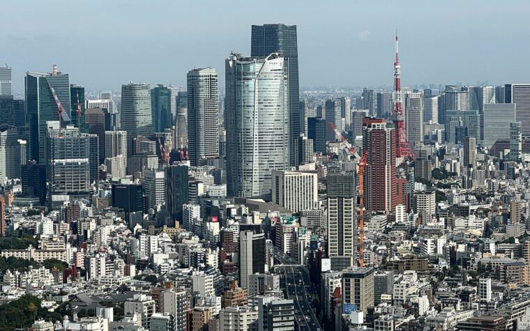 วิวโตเกียวทาวเวอร์และตึกระฟ้ายามเย็นมองจากดาดฟ้าจุดชมวิวชิบูย่าสกาย (Shibuya Sky) กรุงโตเกียว