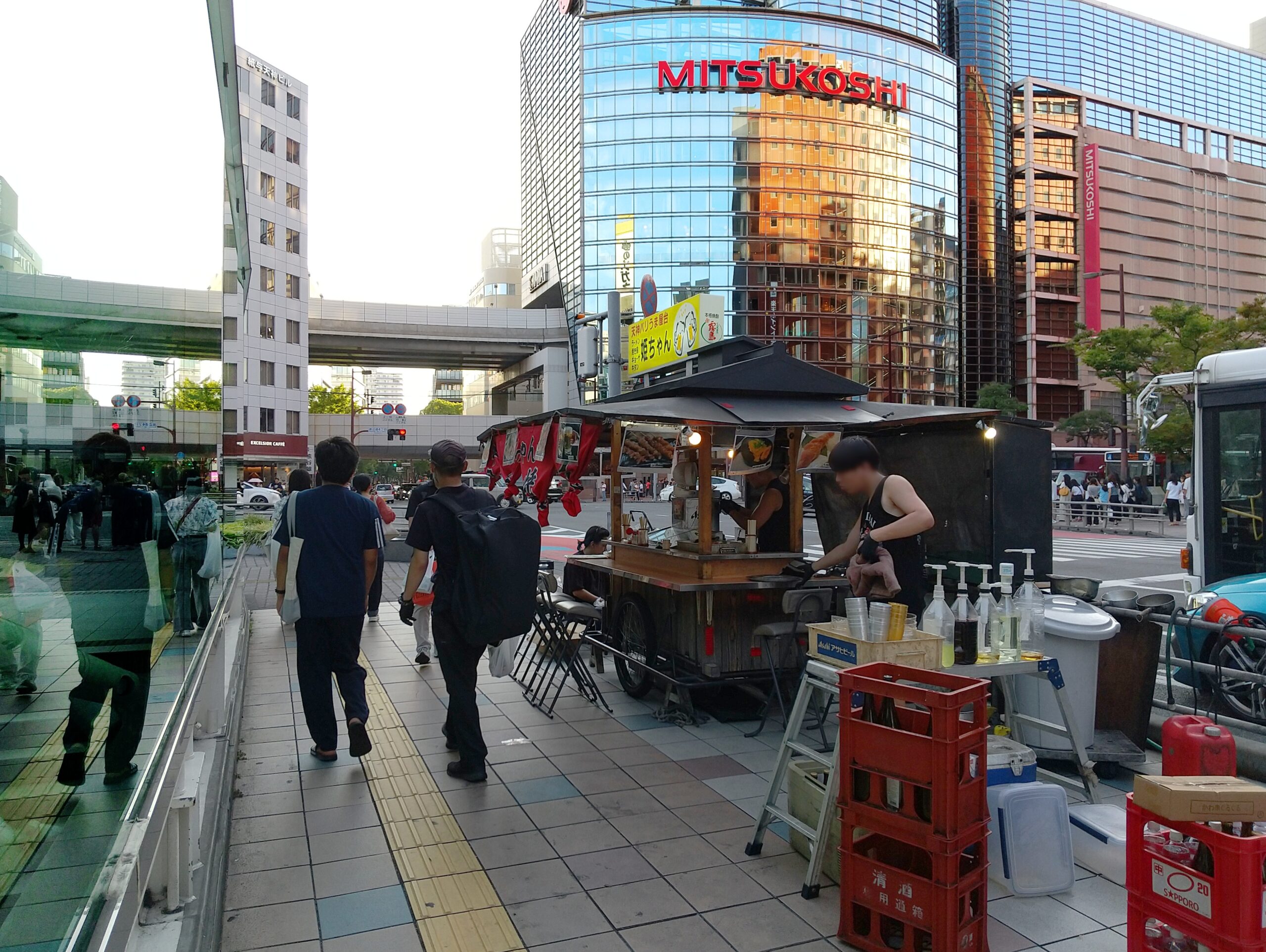 ร้านยาไตริมถนนในย่านเท็นจินของเมืองฟุกุโอกะช่วงเย็น