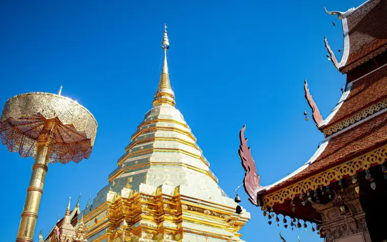 องค์พระธาตุสีทองและวิหารที่วัดพระธาตุดอยสุเทพ เชียงใหม่