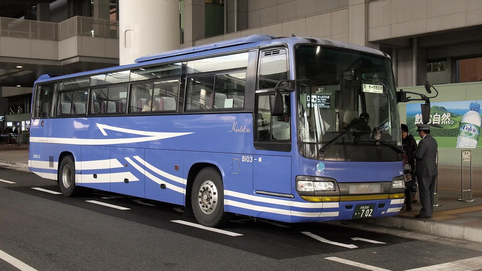 รถ Airport Limousine Bus สีฟ้าจอดรับผู้โดยสารพร้อมสัมภาระ