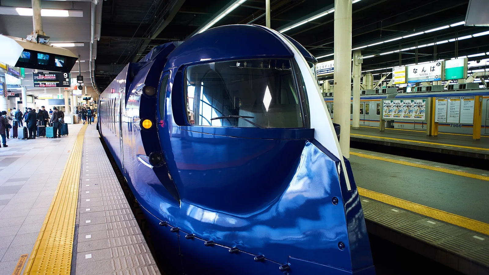 รถไฟด่วนพิเศษ Nankai Rapi:t จอดที่สถานีนัมบะ โอซาก้า
