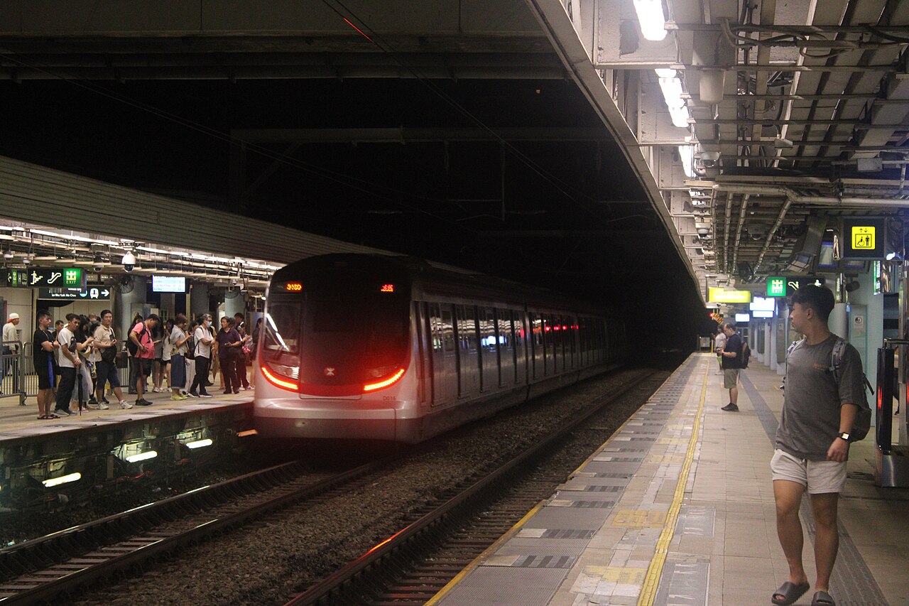 ขบวนรถ MTR R-Train เข้าชานชาลาสถานี Kowloon Tong ในฮ่องกง