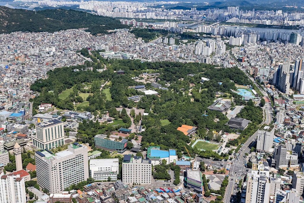 มุมสูงของ Children’s Grand Park และเขตเมืองโซลโดยรอบ