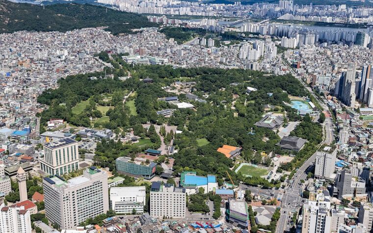 มุมสูงของ Children’s Grand Park และเขตเมืองโซลโดยรอบ