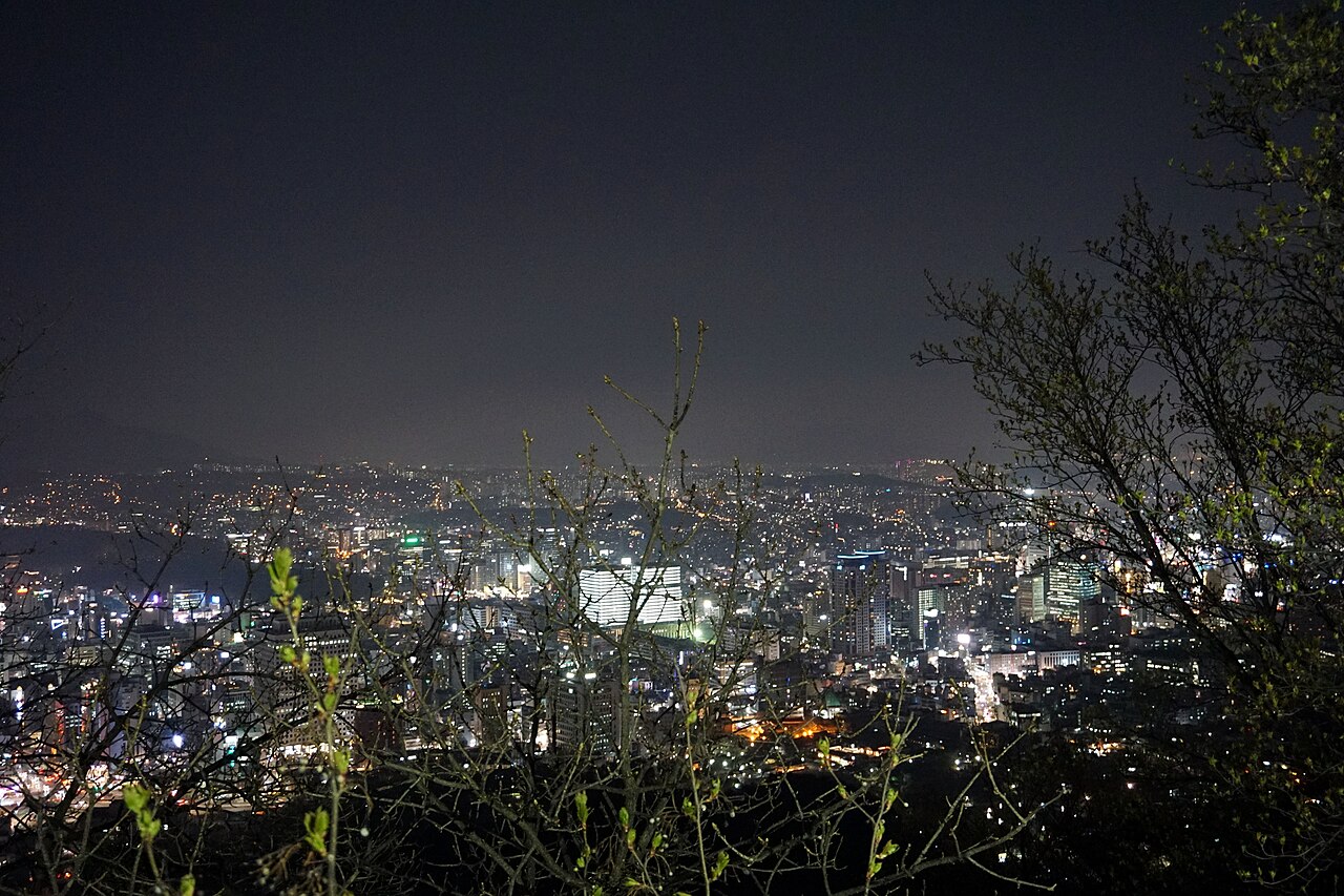 ทิวทัศน์กรุงโซลยามค่ำคืนมองจากภูเขานัมซาน