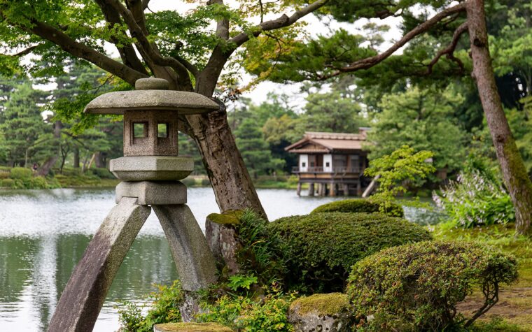 โคม Kotoji ริมสระและเรือนชาในสวนเค็นโรคุเอ็น เมืองคานาซาวะ