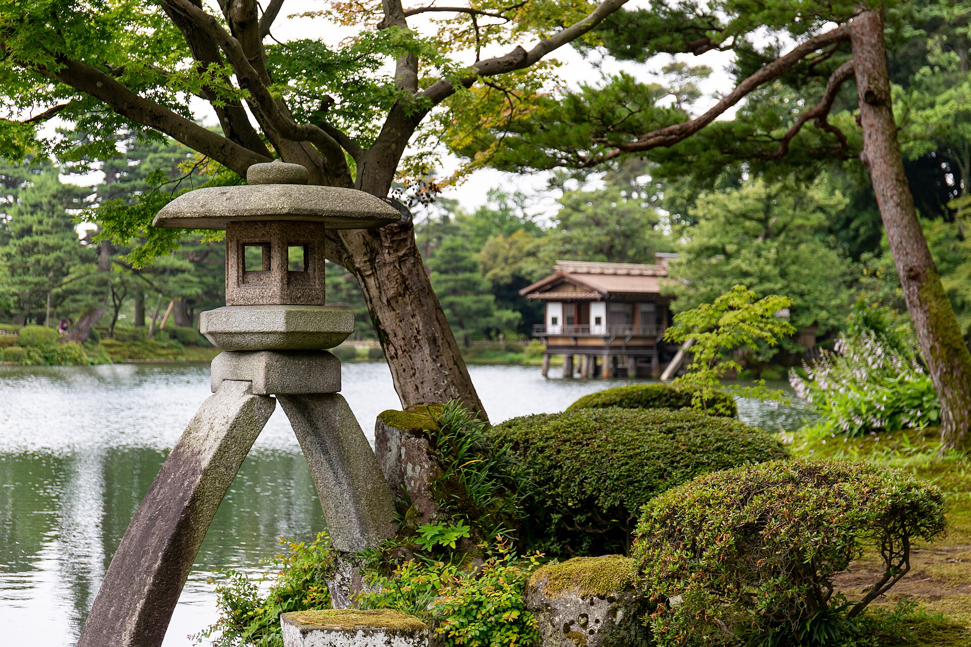 โคม Kotoji ริมสระและเรือนชาในสวนเค็นโรคุเอ็น เมืองคานาซาวะ