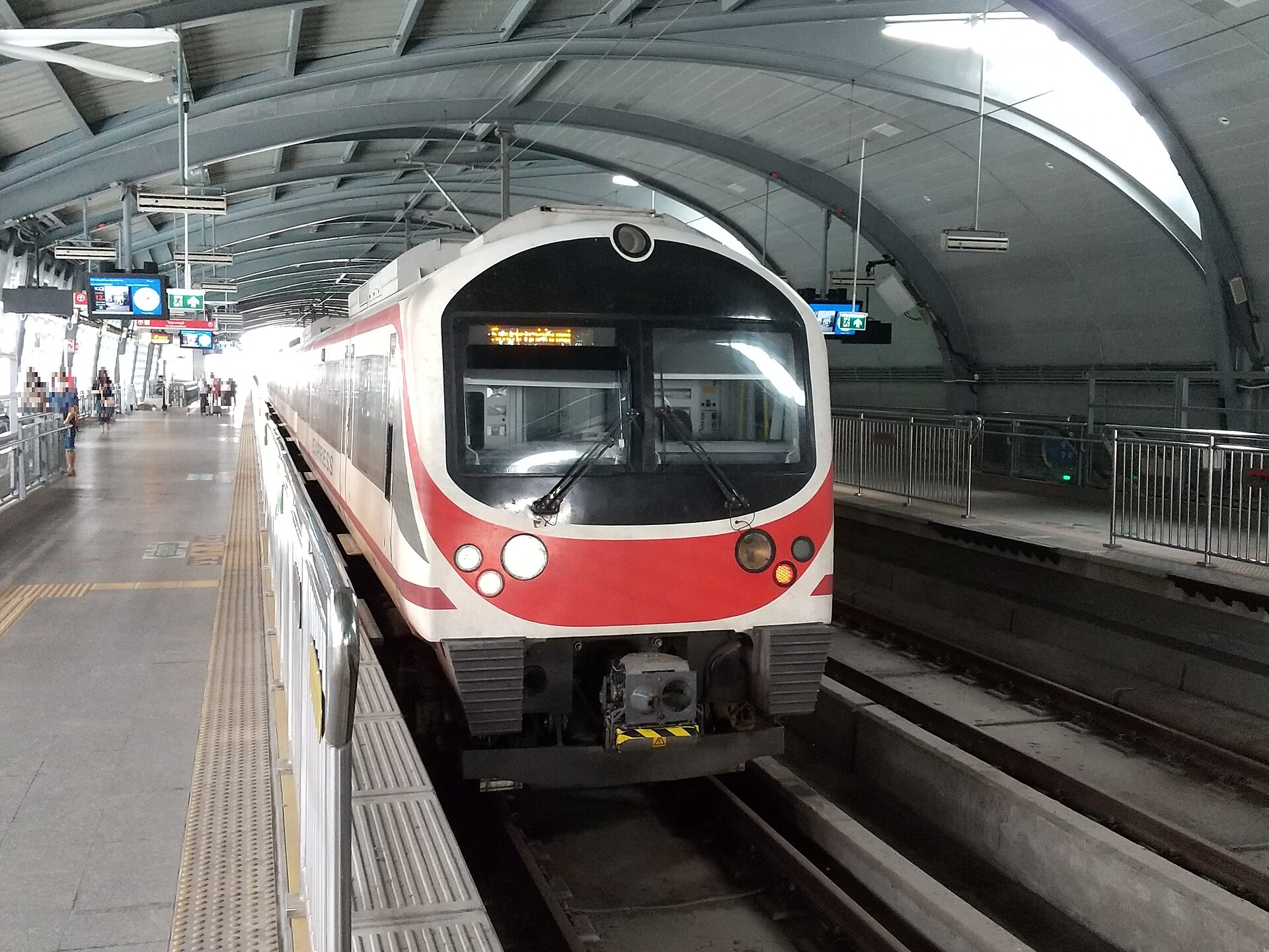ขบวนรถ Airport Rail Link จอดที่ชานชาลาสถานีพญาไท