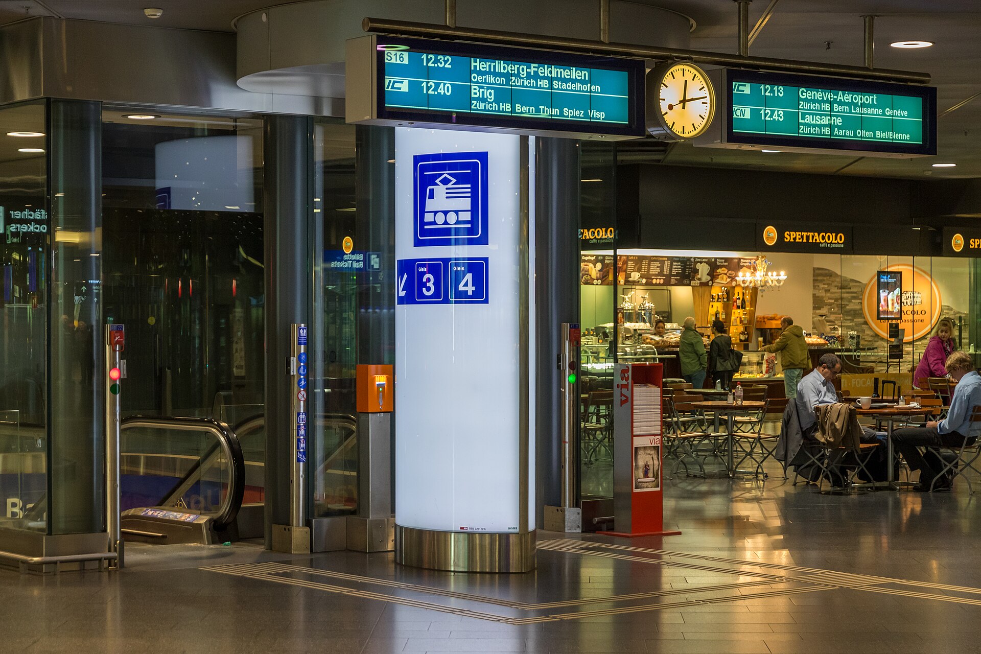ทางลงชานชาลาสถานี Zürich Flughafen พร้อมป้ายเลขชานชาลาและจอเที่ยวรถ