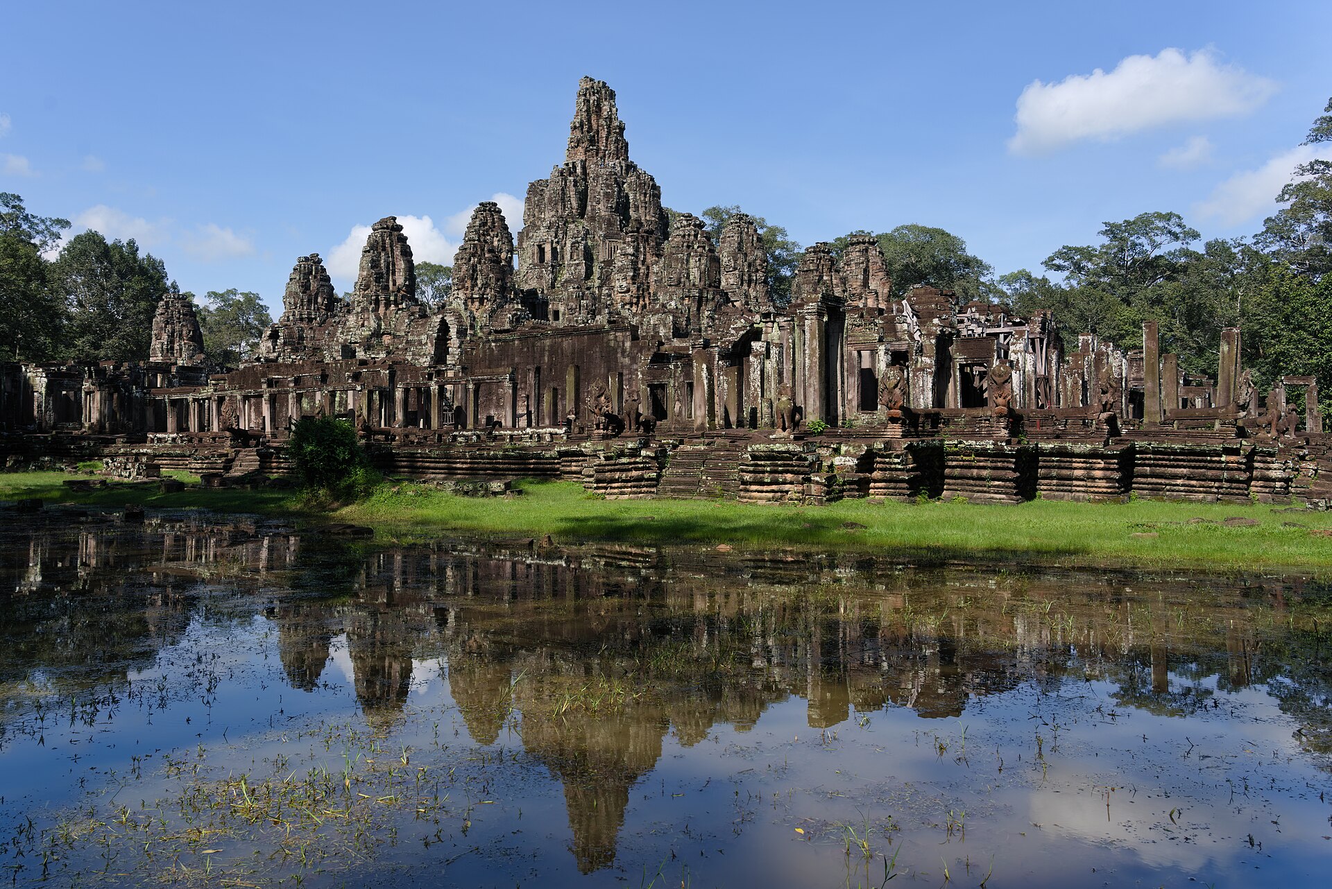 ปราสาทบายนในอังกอร์ธมและเงาสะท้อนบนพื้นน้ำ