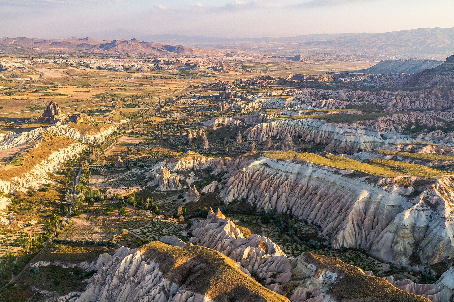 ภูมิประเทศหิน หุบเขา และชุมชนในภูมิภาค Cappadocia ประเทศตุรกี