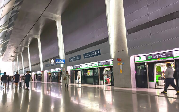 ชานชาลาสถานีรถไฟ MRT Changi Airport พร้อมรถไฟและป้ายเชื่อมเทอร์มินัล
