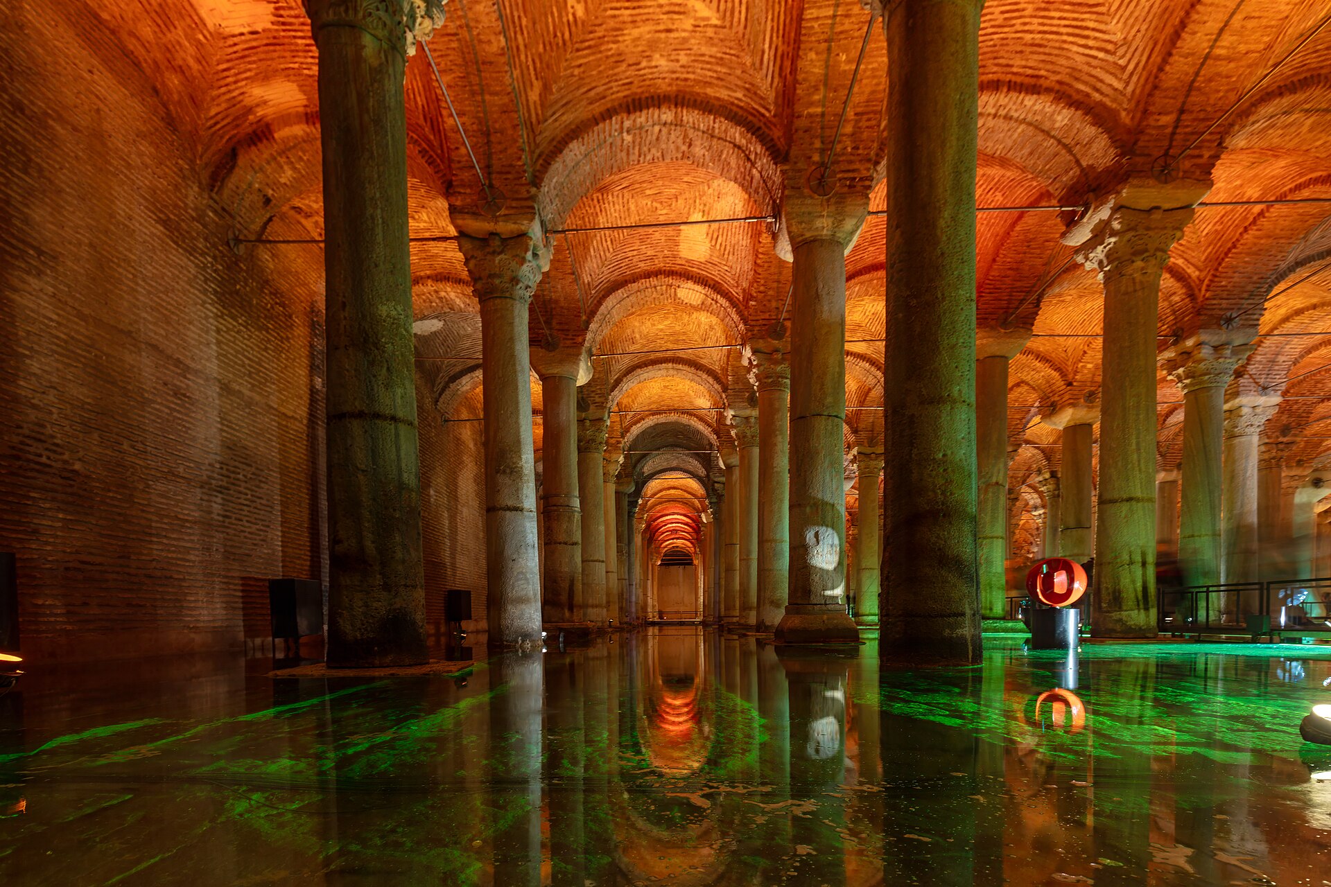 แนวเสาและเงาสะท้อนบนผิวน้ำภายใน Basilica Cistern เมืองอิสตันบูล
