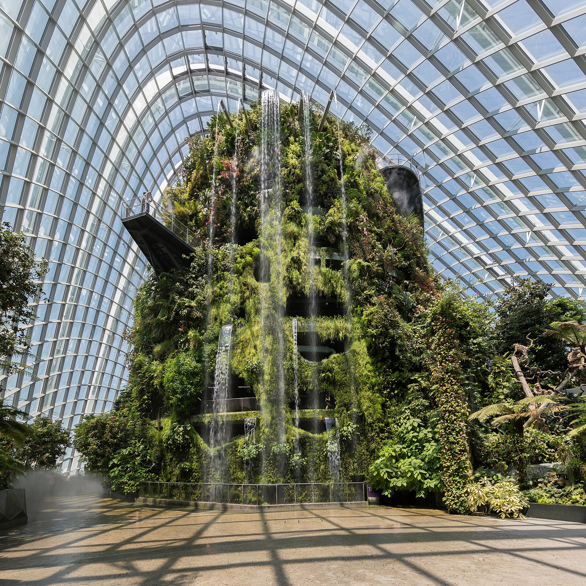 ภูเขาพืชพรรณและน้ำตกภายในเรือนกระจก Cloud Forest ที่ Gardens by the Bay